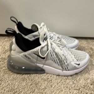 Nike airmax 270 in black/white size 9